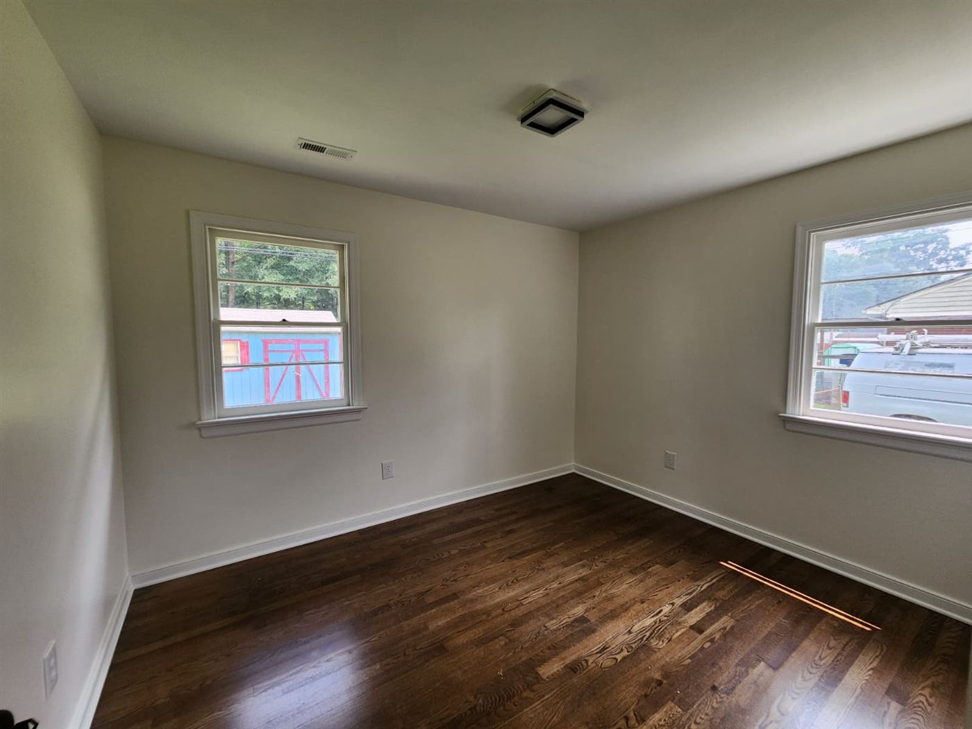 Habitación con pisos de madera