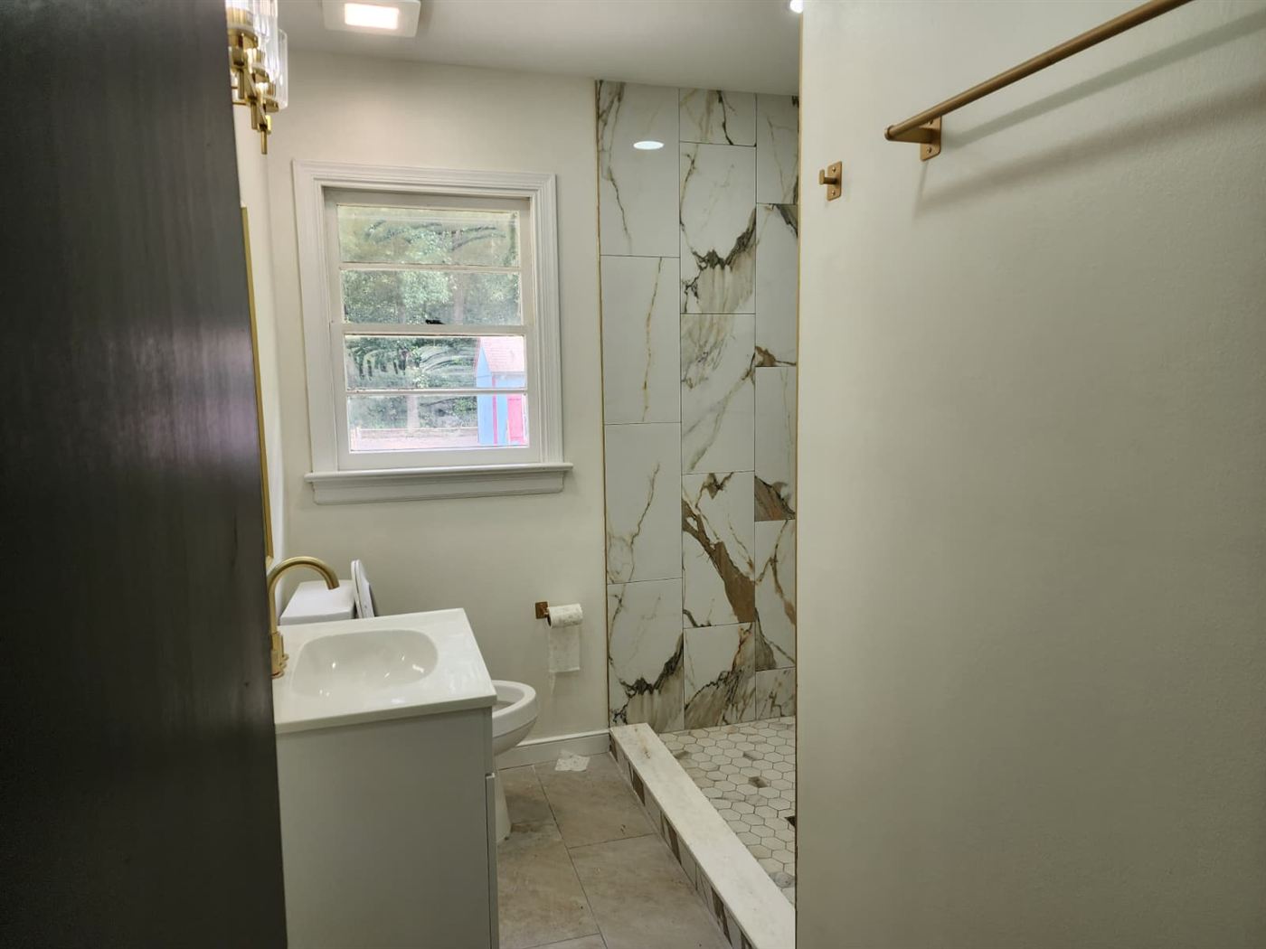 Baño con azulejo de mármol
